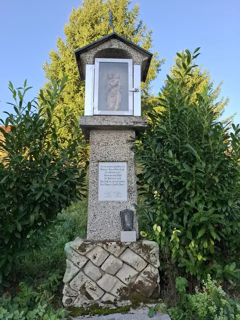 Die 2,75 Meter hohe Gedenksäule war 1945 mit einem Marienbild geschmückt. | Foto: Gerhard Riedl