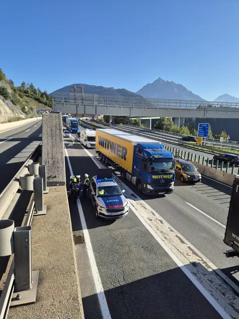 Auf Weisung des Landes ließ die Exekutive am starken Reisewochenende Einheimische, die von Süden kommend die Autobahnabfahrt Richtung Patsch benützen wollten, offenbar zumindest teilweise nicht durch. | Foto: Ivo Habertitz