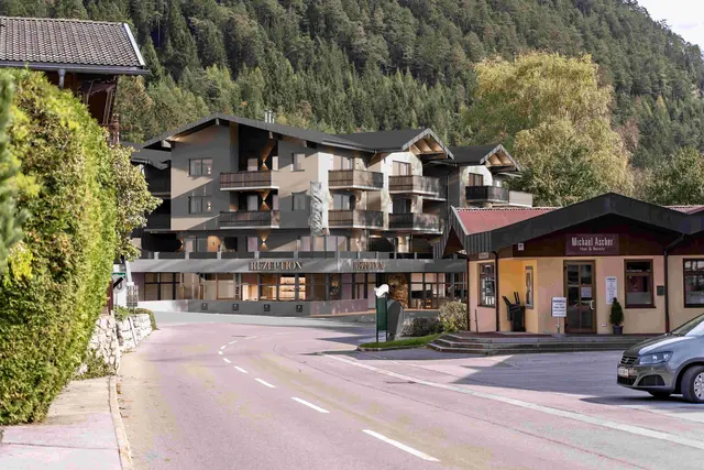 Die Ansicht von Westen. Der ehemalige Gasthof Hanslwirt wird abgerissen.  | Foto: ALP Suites