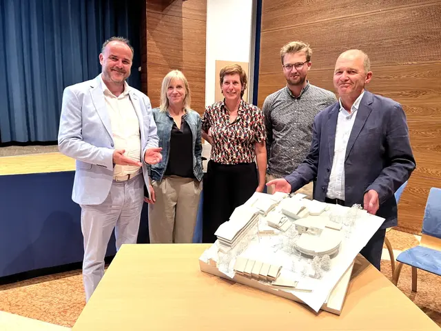 Fieberbrunn gestaltet Dorfkern neu: Bgm. Walter Astner mit den Architekten Agnes Feigl, Marlis Rief, Jakob Fliri, Thomas Fliri. | Foto: Monitzer
