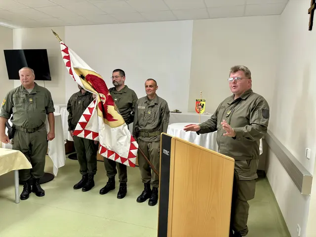 Die Fahnenrückgabe durch Fahnenträger und zwei Fahnenoffiziere wurde für militärfremde Personen erläutert.  | Foto: MeinBezirk/Birgit Bachhofner