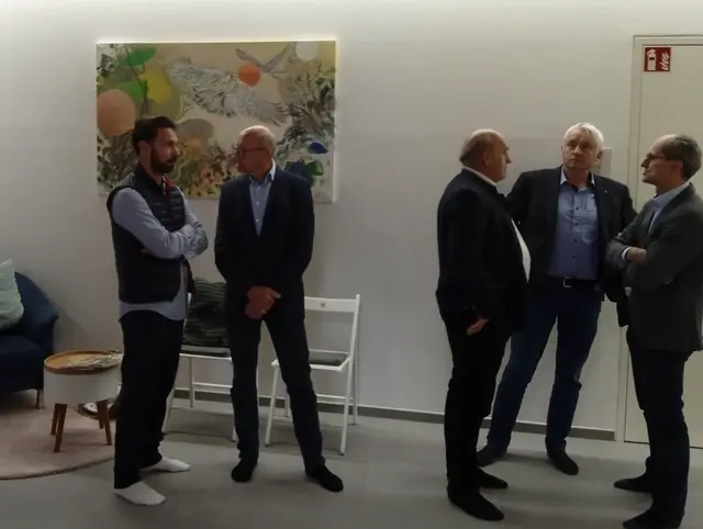 Falls sich jemand über die Herren in Socken wundert, das Gebäude darf nur ohne Schuhe betreten werden. Ohne Ausnahme.  | Foto: zVg Ingrid Pröller