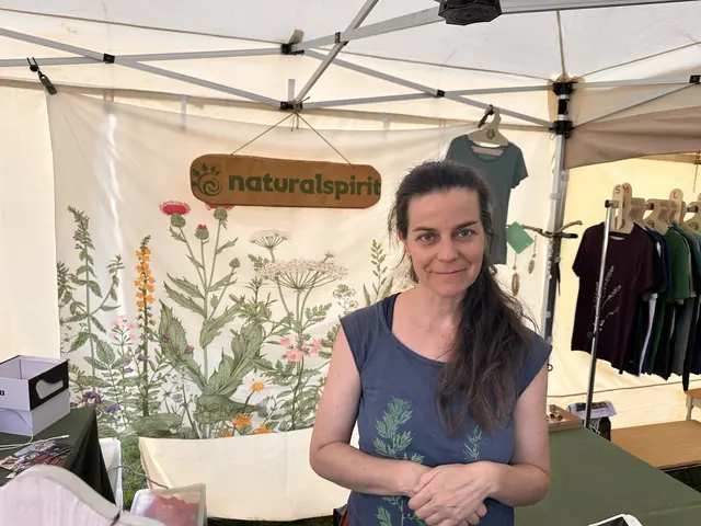 Naturalspirit verkauft Pflanzen- beziehungsweise Heilpflanzenschmuck, Pflanzen T-Shirts und Pflanzenamulette. | Foto: Lisa Stöckl