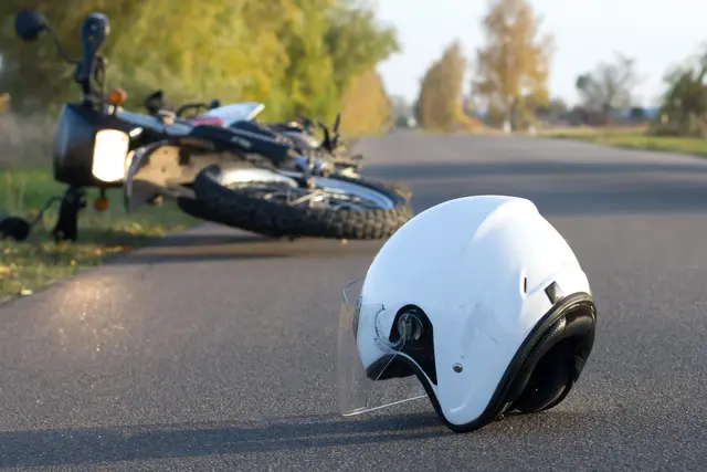 Ein 21-Jähriger kam mit seinem Motorrad auf der L 409 in Lebing in der Gemeinde Floing zu Sturz | Foto: panthermedia/osobystist