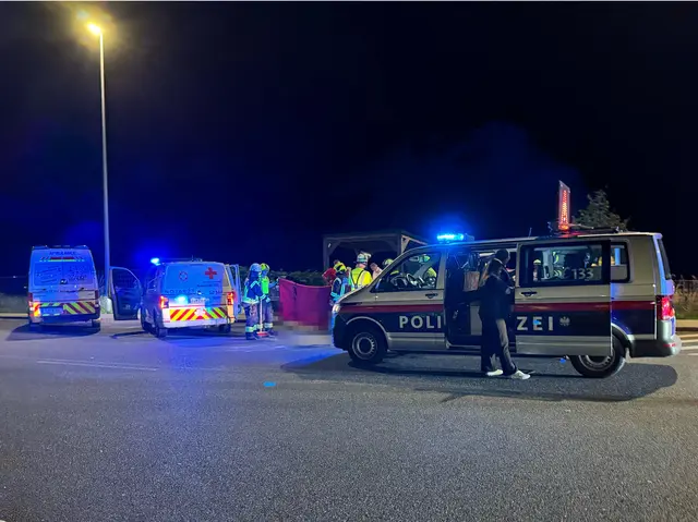 Bei dem Unfall wurde ein Mann unter einem Fahrzeug eingeklemmt | Foto: DOKU-NÖ