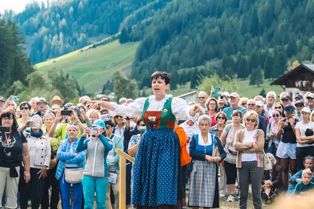 Bernadette Eller dirigierte das Abschlusslied mit allen Chören. | Foto: Pernsteiner