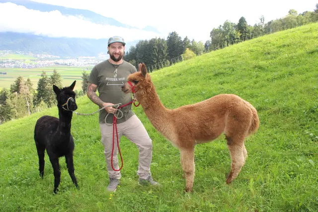 Hofbesitzer Dominik mit Bronco und Diavolo. 