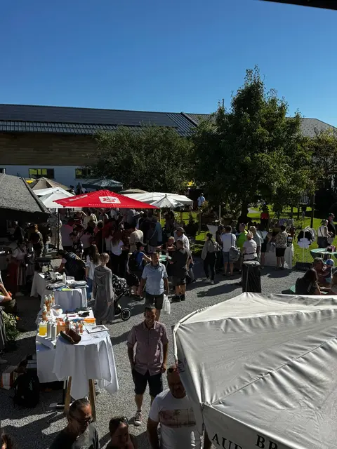 Besucheranstrum beim ersten Regionalitätsmarkt in Elixhausen. | Foto: Wagner, Huber, Feldinger