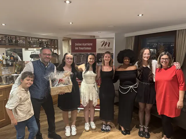 Die Chefs mit Daniela Lenz, Valentina Matt, Valentina Nagele, Anna Maria Pfeifer und Selina Narr (v.l.n.r.) | Foto: Hotel Mallaun