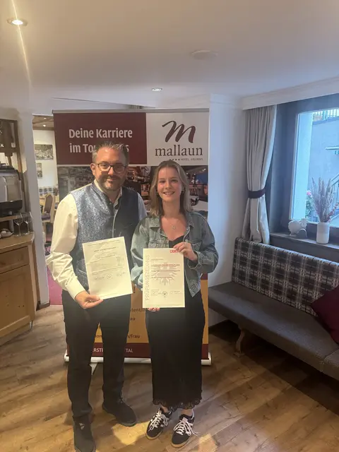 Der Chef gratulierte Valentina Nagele zu ihrer ausgezeichneten Leistung. | Foto: Hotel Mallaun