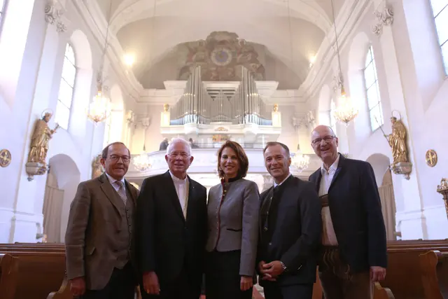 V.l.n.r.: Peter Haubner (Zweiter Präsident des Nationalrates), Erzbischof Franz Lackner, Salzburgs Landeshauptfrau Karoline Edtstadler, Salzburgs Bürgermeister Bernhard Auinger und Orgelbauvereinsobmann Karl Zallinger mit der neuen Orgel im Hintergrund. | Foto: Erzdiözese Salzburg (eds)/Michaela Greil