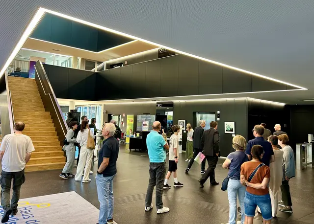 Die Besucher im Haus der Digitalisierung. | Foto: Imre Antal