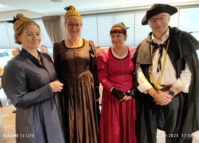 Sabine, Margit und Waltraud von der Goldhaubengruppe St. Nikola, Gottfried der Nachtwächter. | Foto: Mauthausen Tourismus