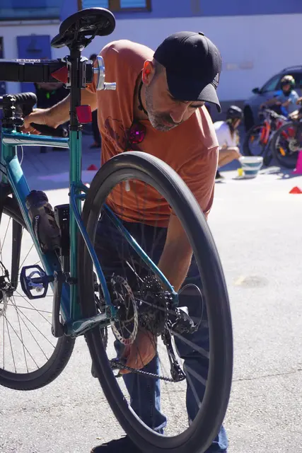 Jose widmete sich den Wehwehchen des Drahtesels.  | Foto: AMG