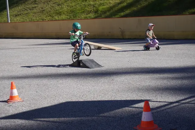 Auch die Kleinen wissen wie man auf dem Drahtesel so richtig cool ist.  | Foto: AMG