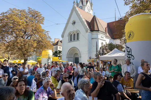 An einem Wochenende wurde der Bezirk zur traditionellen Feiermeile.  | Foto: Rene Brunhölzl/MeinBezirk