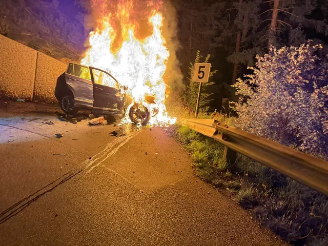 Das Unfallfahrzeug brannte vollständig aus. | Foto: FF-Fiss