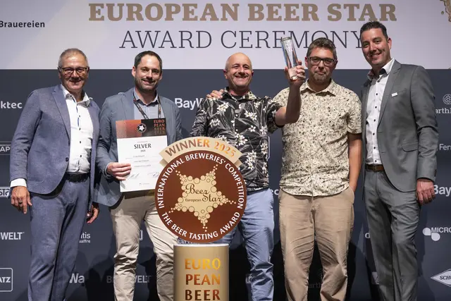 Freude über die Auszeichnung: Die Braumeister Markus Thaller und Martin Simion nahmen mit Alexander Wolfinger, dem Linzer Bier Markenverantwortlichen der Brau Union Österreich, (2.-4.v.l.) den Preis in München entgegen. | Foto: Volker Martin