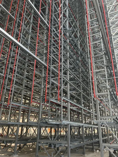 Das Hochregallager habe 11.000 Stellplätze für Paletten – mobile TGW-Roboter werden laut Unternehmen die Bauteile nach dem Auslagern vollkommen autonom zu den Montageplätzen bringen. | Foto: TGW Logistics