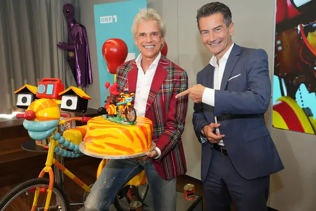 Noch 2023 feierte man gemeinsam 30 Jahre Tom Turbo: Kreativer Schöpfer Thomas Brezina (l.) zusammen mit ORF-Generaldirektor Roland Weißmann. | Foto: Roman Zach-Kiesling / First Look / picturedesk.com