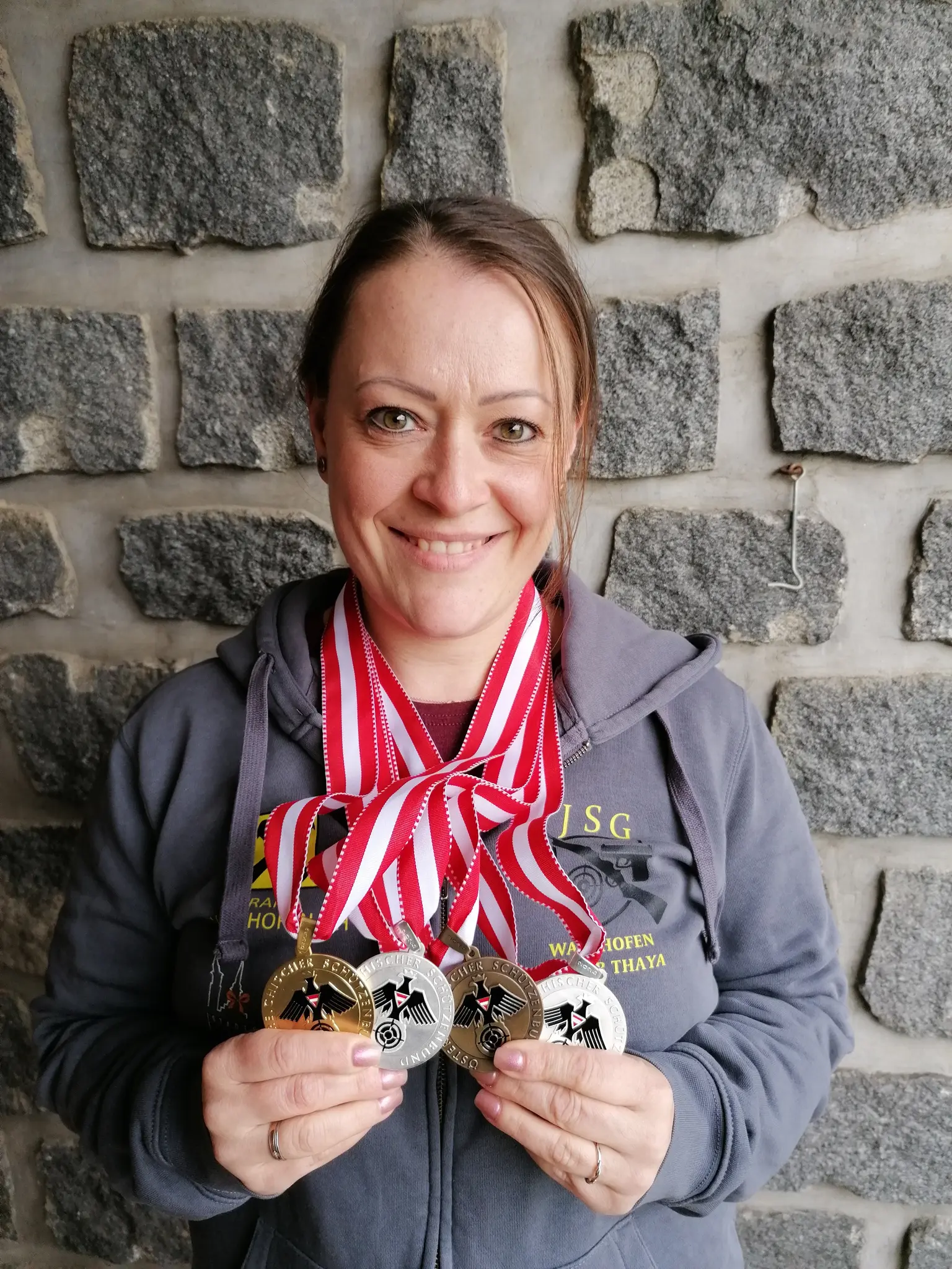 Astrid-Kaltenbrunner-holt-Gold-mit-Gro-kaliberpistole