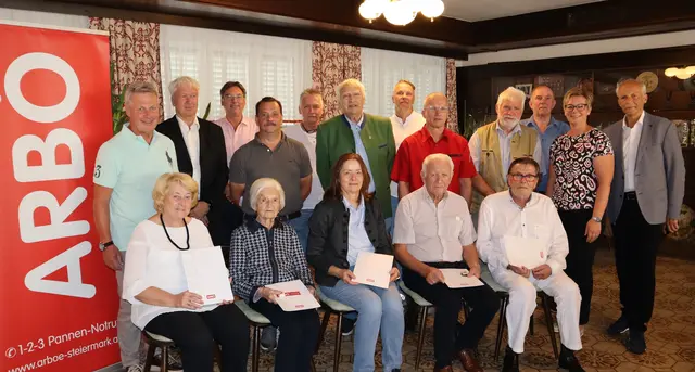 Ein Teil der geehrten Mitglieder mit den Ehrengästen bei der Ehrung im Frauentalerhof mit Bgm.Bernd Hermann, Klubkassier Günther Krainer, Schriftführerin Monika Hinz, sowie ARBÖ Standortleiter und Obmann Daniel Schreiner

 | Foto: Marlene Hinz
