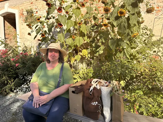 Ulli Nehibar hat einige Schmuckstücke entdeckt  | Foto: Lisa Stöckl