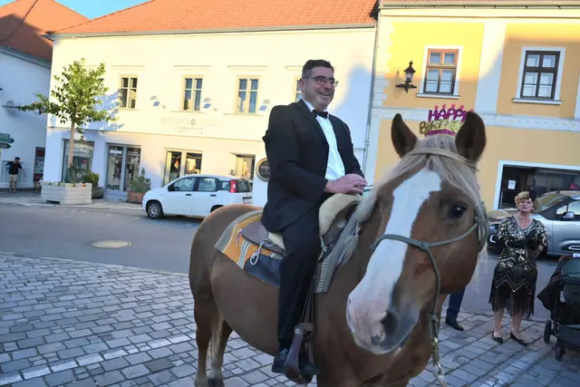 Mit dem Pferd als standesgemäßem Begleiter zog er zur Feier in Eggenburg ein und legte damit einen Auftritt hin, der nicht so schnell vergessen wird.