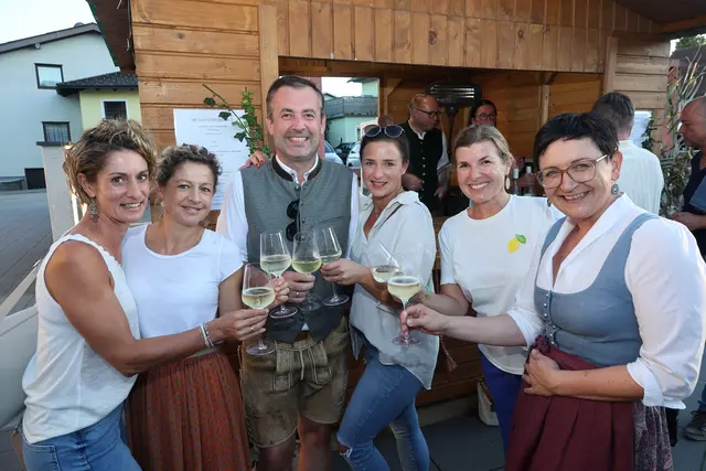 Auch Bürgermeister Jürgen Lachinger und Vizebürgermeisterin Manuela Gschwandtner genossen den Abend. | Foto: Helmut Klein