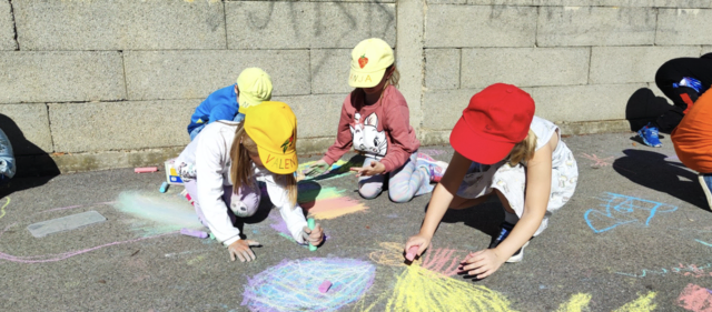 Die Kindergartenkinder durften unter Anleitung ihrer Elementarpädagoginnen selbst kreativ werden.  | Foto: W.Lehner