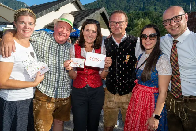 Doris Wedenig (Mitte) mit Obmann und Bürgermeister Helmut Ogris und seinem Stellvertreter Thomas Varch  sowie die Moderatorin Anna Maria Dobernig als auch den beiden Glückshafenverantwortlichen Barbara Schummi und Valentin Wedenig. | Foto: Dieter Arbeiter