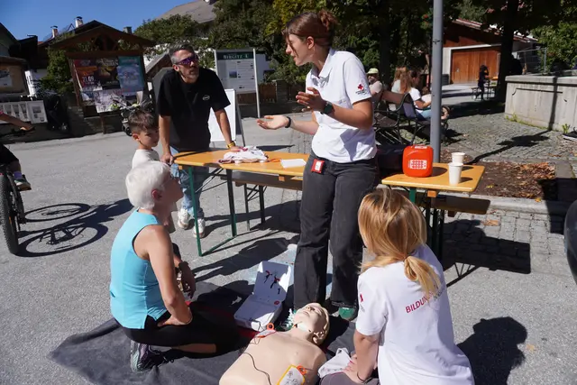 Das Rote Kreuz führte ausführlich in die Anwendung des Deffis ein.  | Foto: AMG