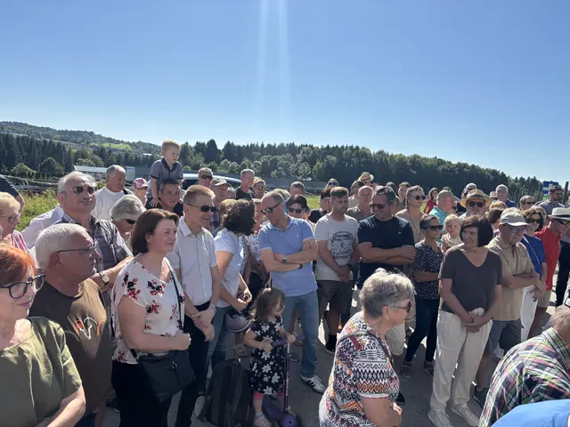Die Eröffnung der neuen Fußgängerbrücke am vergangenen Samstag geriet zum Volksfest. | Foto: MeinBezirk/ Reinhard Posch