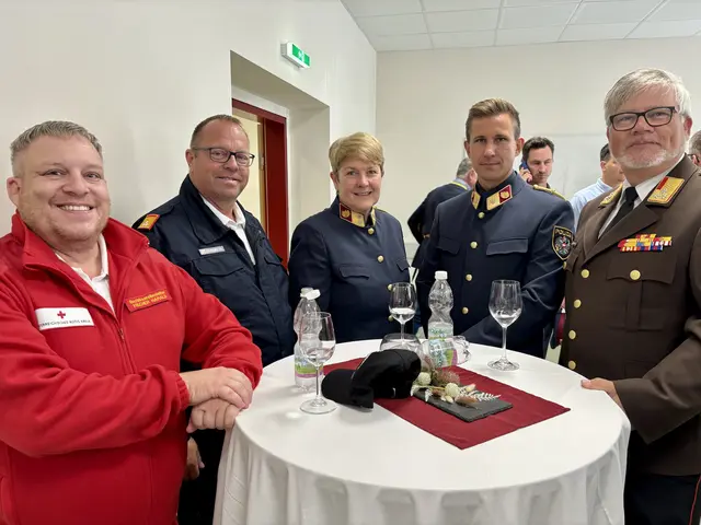 Blaulichtorganisationen unter sich: der Brucker Rotkreuz-Bezirksstellenleiter Harald Fischer, der Brucker Bezirksfeuerwehrkommandant Christian Edlinger, die Brucker Bezirkspolizeikommandantin Sabine Zentner, der Neusiedler Bezirkspolizeikommantant Lukas Liedl und der Neusiedler Bezirksfeuerwehrkommandant ANton Kandelsdorfer. | Foto: MeinBezirk/Birgit Bachhofner
