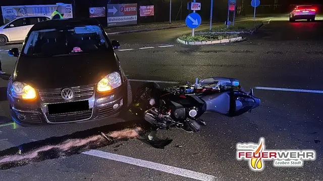 Am Montag kam es im Frühverkehr zu einem Zusammenstoß zwischen einem Pkw und einem Motorrad. | Foto: FF Leoben-Stadt