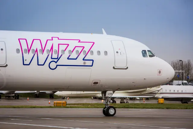 Die ungarische Billigfluglinie Wizz Air schließt ab März 2026 den Standort in Wien. Für die Touristikbranche nur eine von vielen Begleiterscheinungen der derzeitigen Gebührenpolitik. (Archiv) | Foto: Wizz Air