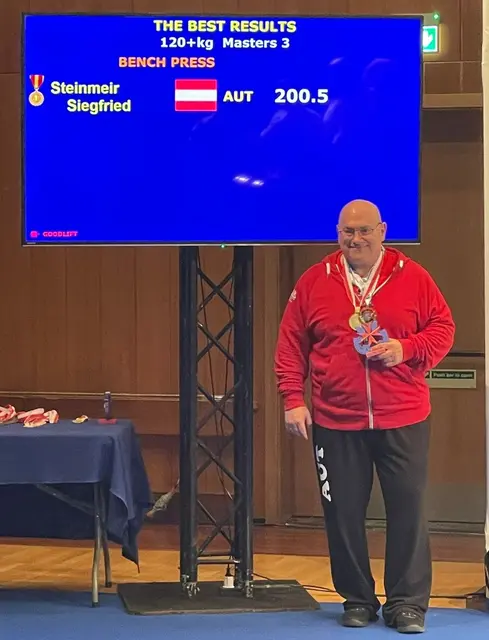 Siegfried Steinmeir (Energy Fitness Neuhofen) mit der Goldmedaille bei den Masters Europameisterschaften in La Valetta/Mala.
Foto: Energy Fitness Neuhofen