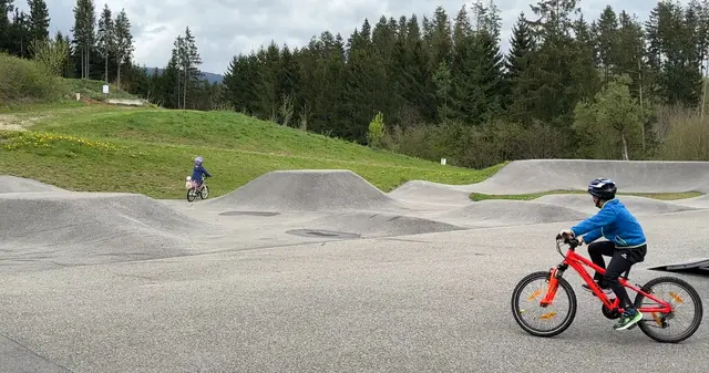 Am Pumptrack in Klaffer gibt es eine Bobbycar-Strecke und eine Strecke für Groß und Klein.  | Foto: Karin Bayr