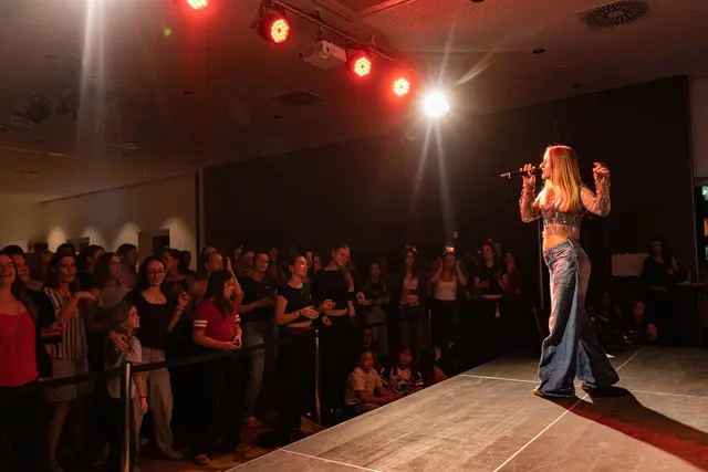 Das Publikum feierte die tolle Stimmung, die Christina Zarzer im Scherb verbreitete. | Foto: Miriam Schaffer