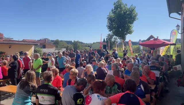 Ziel der Radsternfahrt war der Mostheuriger Hansbauer, wo die Radfahrer mit einem ausgiebigen Buffet verwöhnt wurden.  | Foto: Wolfgang Simlinger