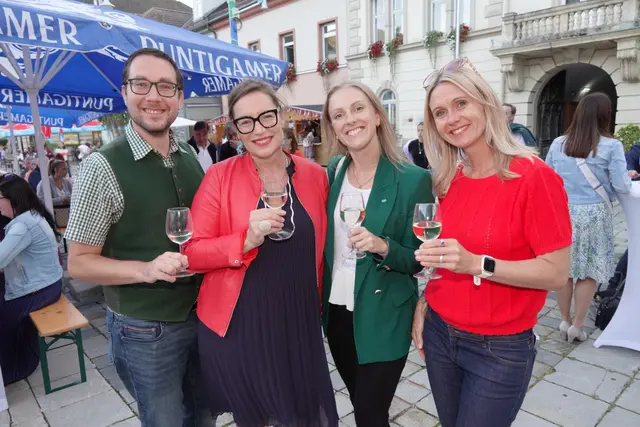 Vertreter der Stadtgemeinde zeigten sich ebenso wie die Vertreterinnen des Tourimusverbandes begeistert vom Weinfest. | Foto: Michael Blinzer