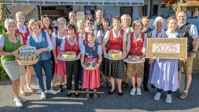 Süßschnäbel kamen beim reichhaltigen Kuchen- und Tortenbuffet des  Trachtenvereins St.Margareten voll auf ihre Rechnung. | Foto: Dieter Arbeiter
