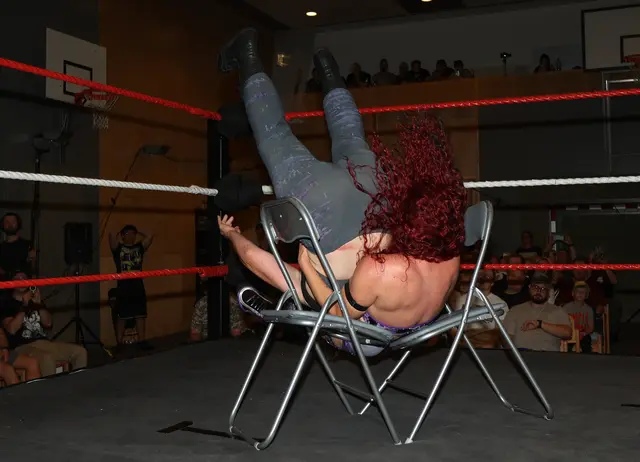 Den Klappstuhl ausgegraben:  Masha Slamovich mit einem Piledriver gegen Jessy Jay durch Klappstühle. | Foto: Alex Singer