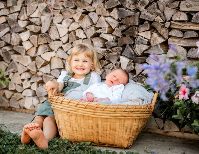 Name: Maximilian
Geburtsdatum: 04.08.2025
Gewicht: 3615 g
Größe: 55 cm
Geschwister: Anna-Lena
Eltern: Viktoria und Mathias Zeck aus St. Johann i.S., Untergreith | Foto: Sandra Skamletz