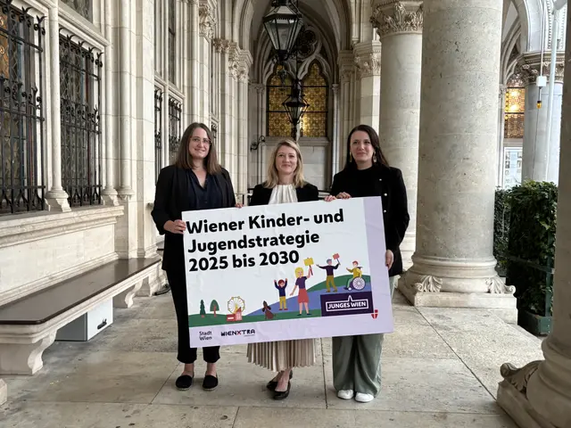 v.l.: Gemeinderätin Marina Hanke (SPÖ), Vizebürgermeisterin und Jugendstadträtin Bettina Emmerling (Neos) und Gemeinderätin Dolores Bakos (Neos) präsentierten im Rathaus die Wiener Kinder- und Jugendstrategie 2025 bis 2030. | Foto: Marlene Graupner/MeinBezirk