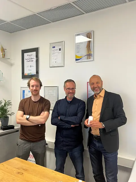 Victor Tibo und Martin Miltner hießen Friedrich Oelschlägel willkommen. | Foto: Eva Travnicek