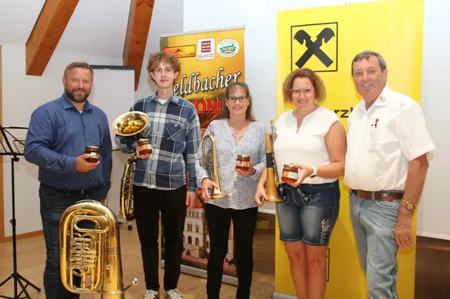 Süßer Honig traf in der Raiffeisenbank in Feldbach auf zünftig Musik. | Foto: BZV Feldbach/Veronika Lafer