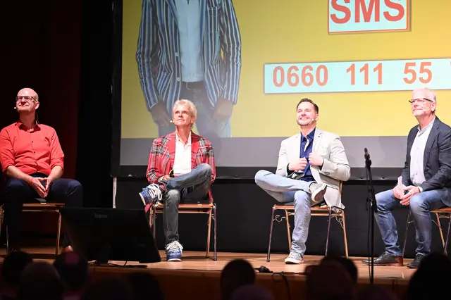 Christopher Führer, Thomas Brezina, Markus Josl und Rudolf Schwarz (v.l.) auf der Bühne des Waidhofner Stadtsaals | Foto: Manuel Forster
