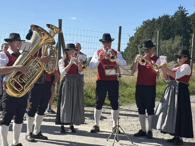 Eine Abordnung der Stadtkapelle Friedberg sorgte für die festliche Musik. | Foto: MeinBezirk/ Reinhard Posch