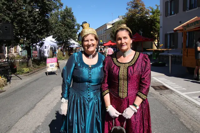Goldhauben-Damen Gerti Herzog und Eva Schlager.